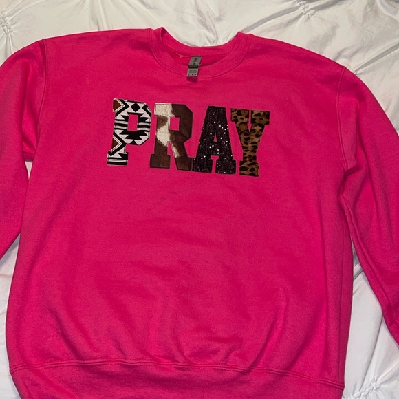 Gildan Tops - NWOT - “Pray” size medium sweatshirt